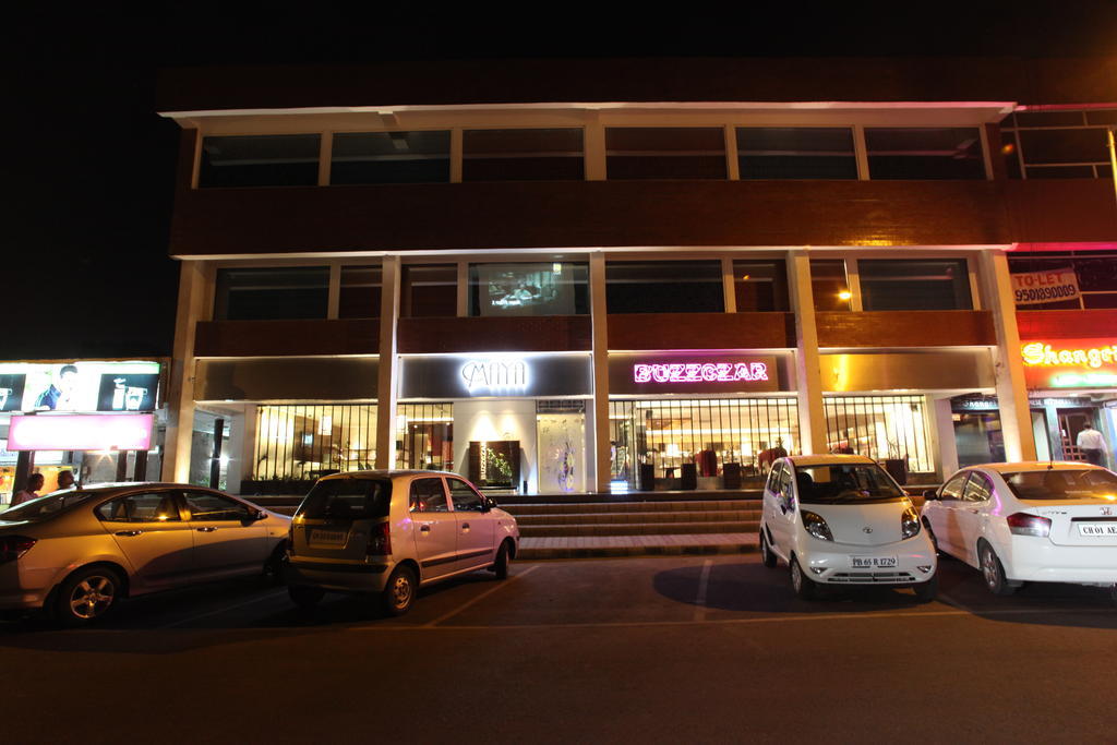 Maya Hotel Chandīgarh Extérieur photo